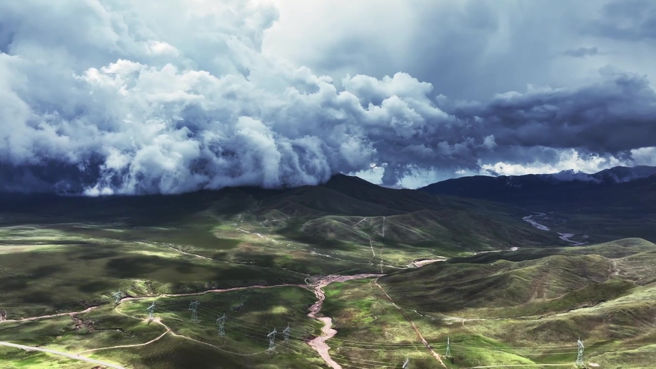 青海祁连山脉山谷上空的乌云翻滚视频下载