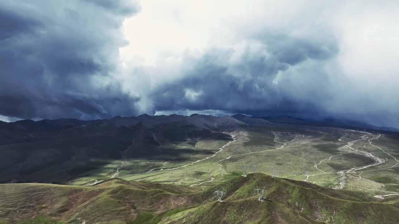 青海祁连山脉山谷上空的乌云翻滚视频素材