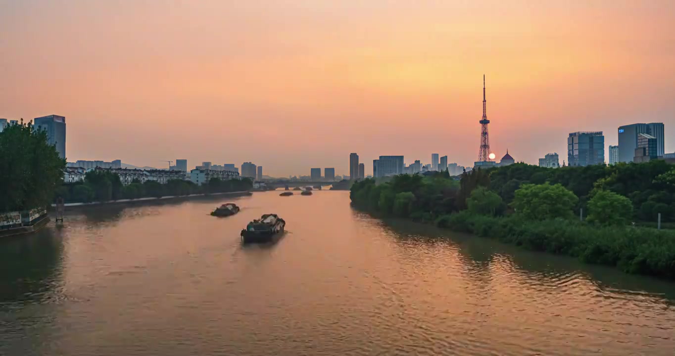 延时苏州东吴塔与京杭运河日落风光，繁忙的大运河视频下载