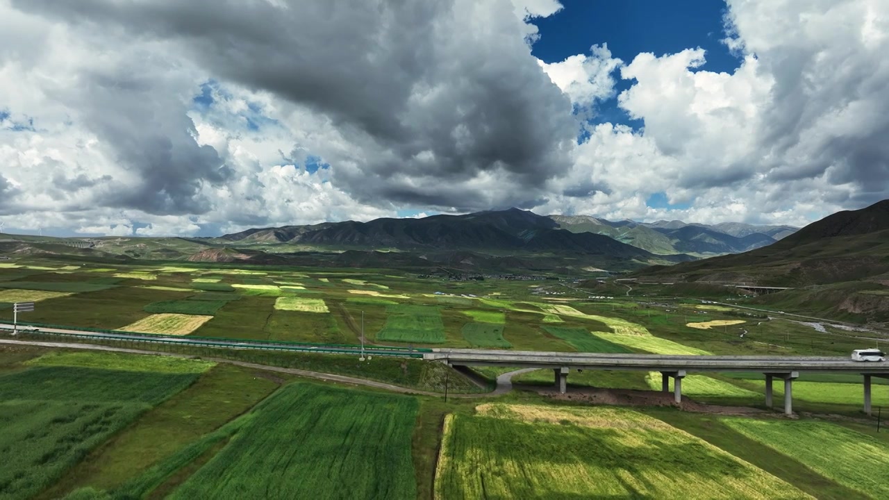 蓝天白云下的青海祁连山脉和高原风光视频素材