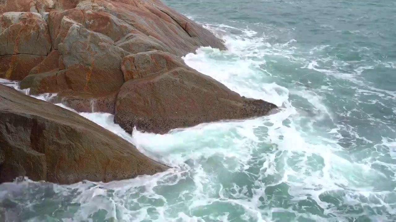 大梅沙海滨栈道浪花拍岸视频下载