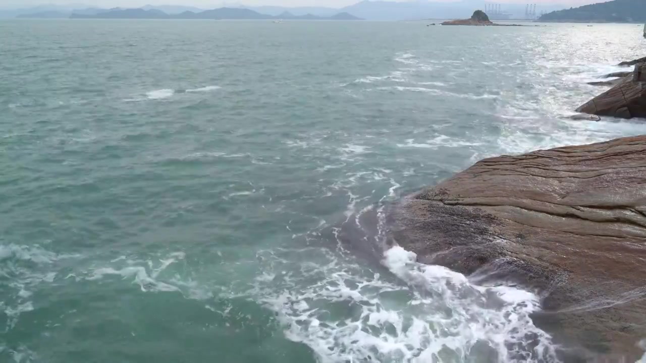 大梅沙海滨栈道浪花拍岸视频素材