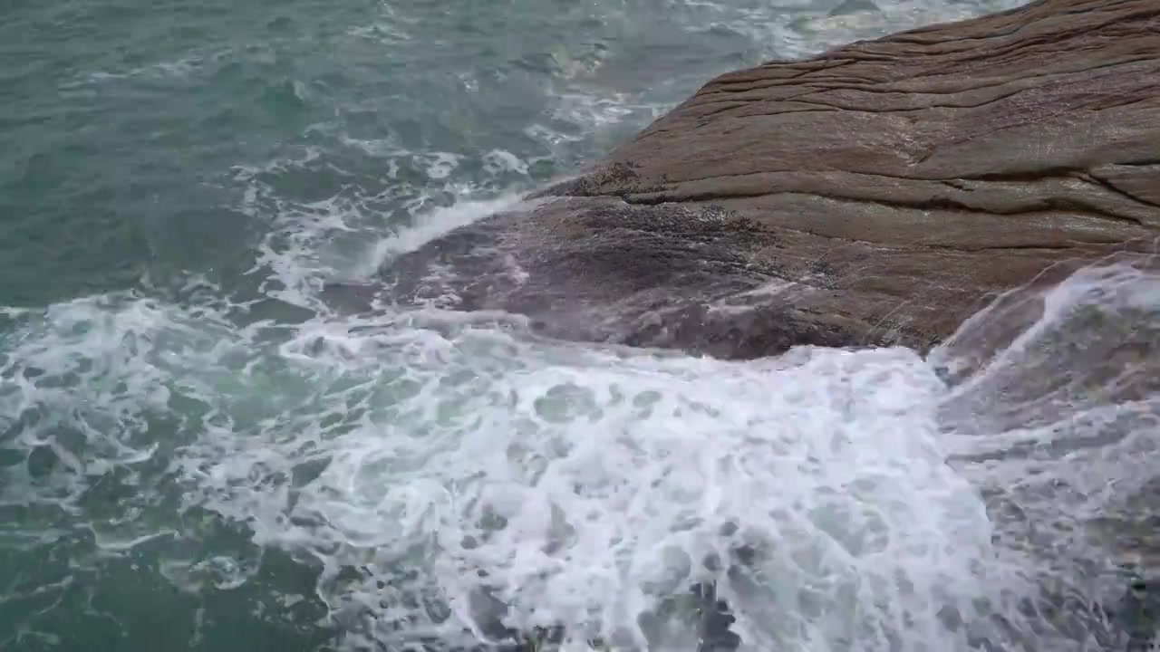 大梅沙海滨栈道浪花拍岸视频素材