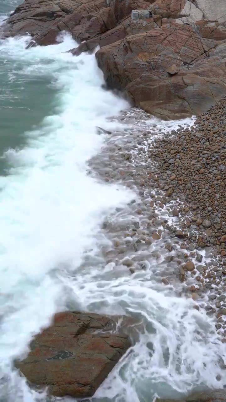 大梅沙海滨栈道浪花拍岸视频下载