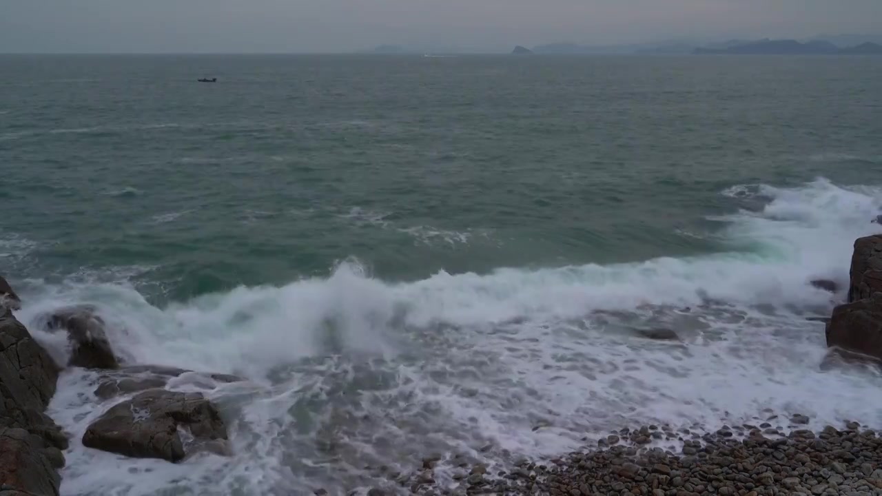 大梅沙海滨栈道浪花拍岸视频素材