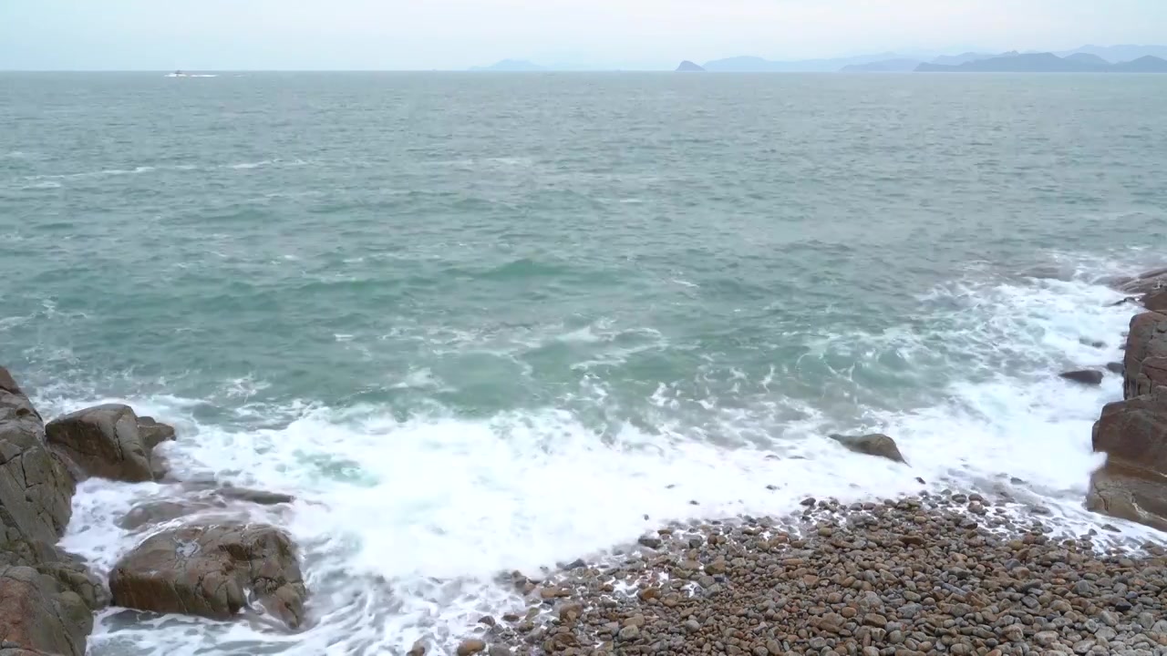 大梅沙海滨栈道浪花拍岸视频素材