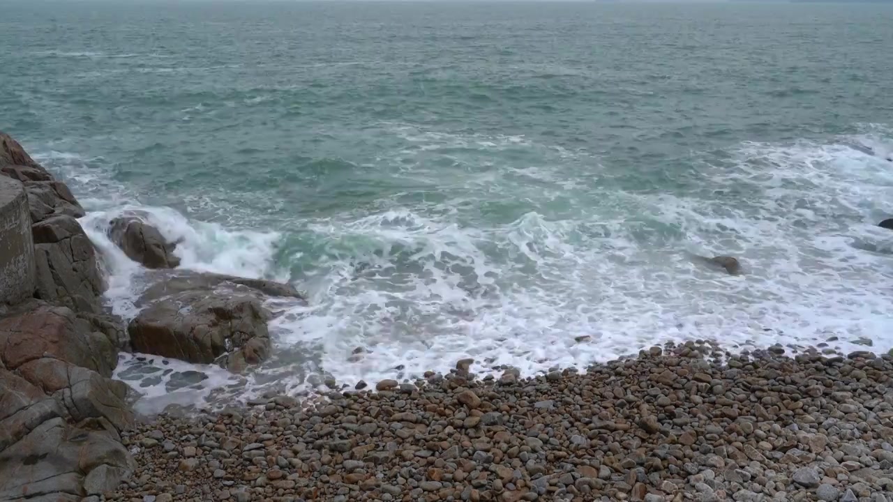 大梅沙海滨栈道浪花拍岸视频素材