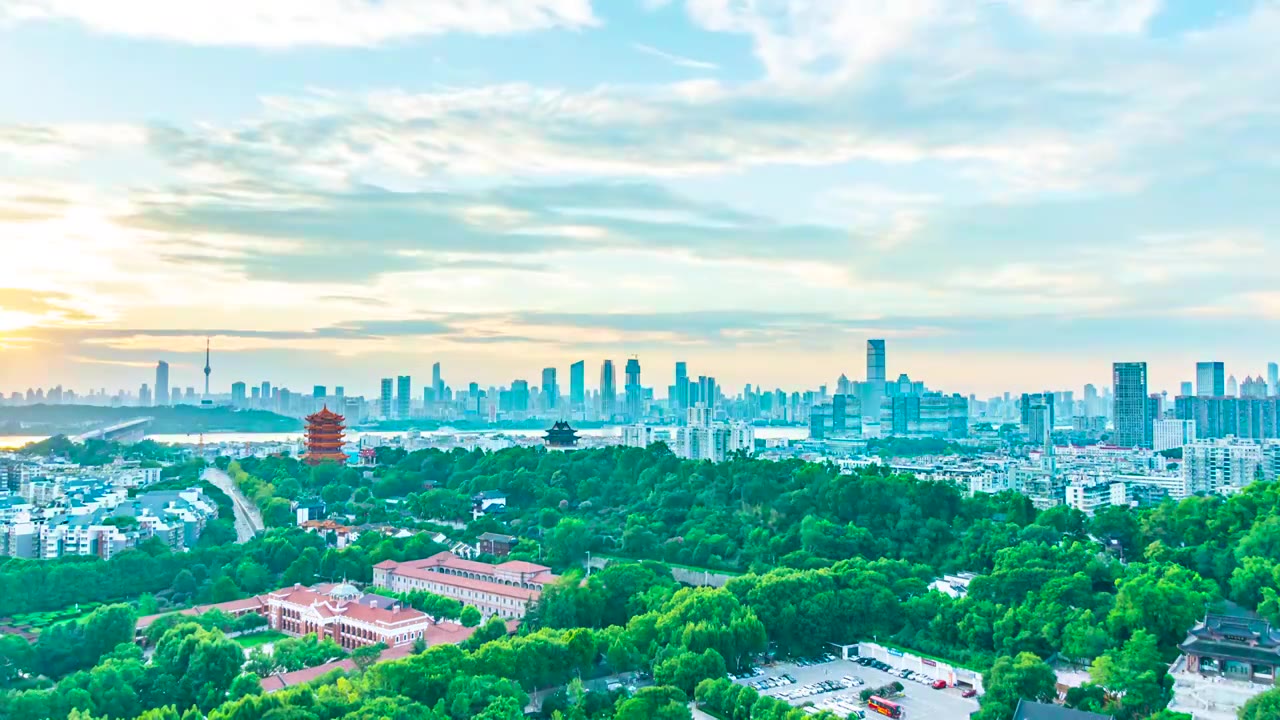 远眺武汉黄鹤楼城市天际线全景日落晚霞日转夜延时视频素材