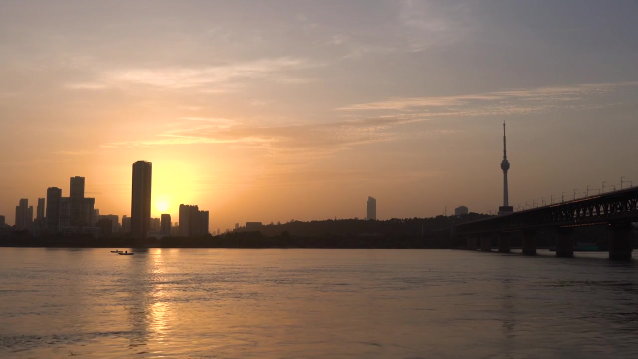 夕阳时分长江大桥下的江水缓慢流过波光粼粼视频下载