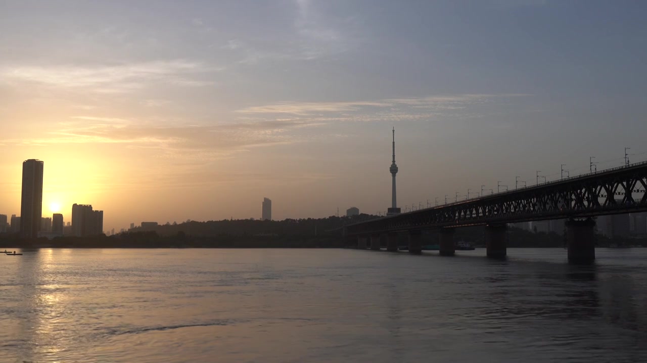 夕阳时分长江大桥下的江水缓慢流过波光粼粼视频下载