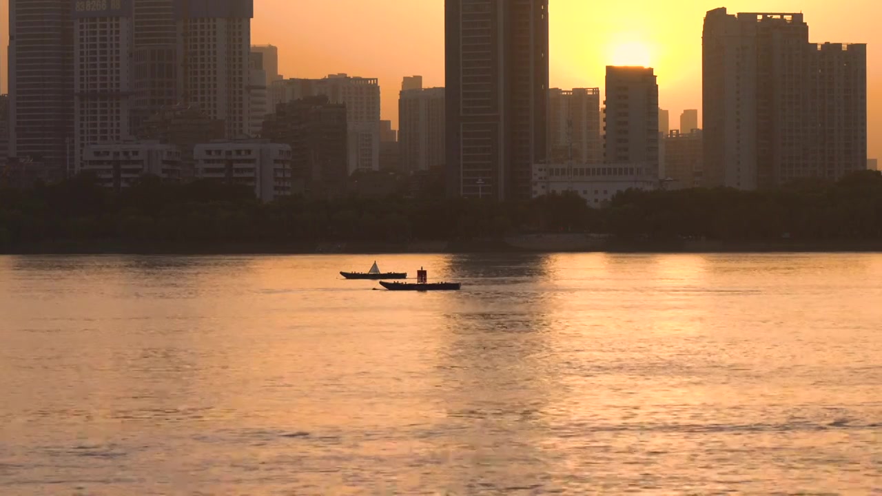 夕阳时分长江大桥下的江水缓慢流过波光粼粼视频下载