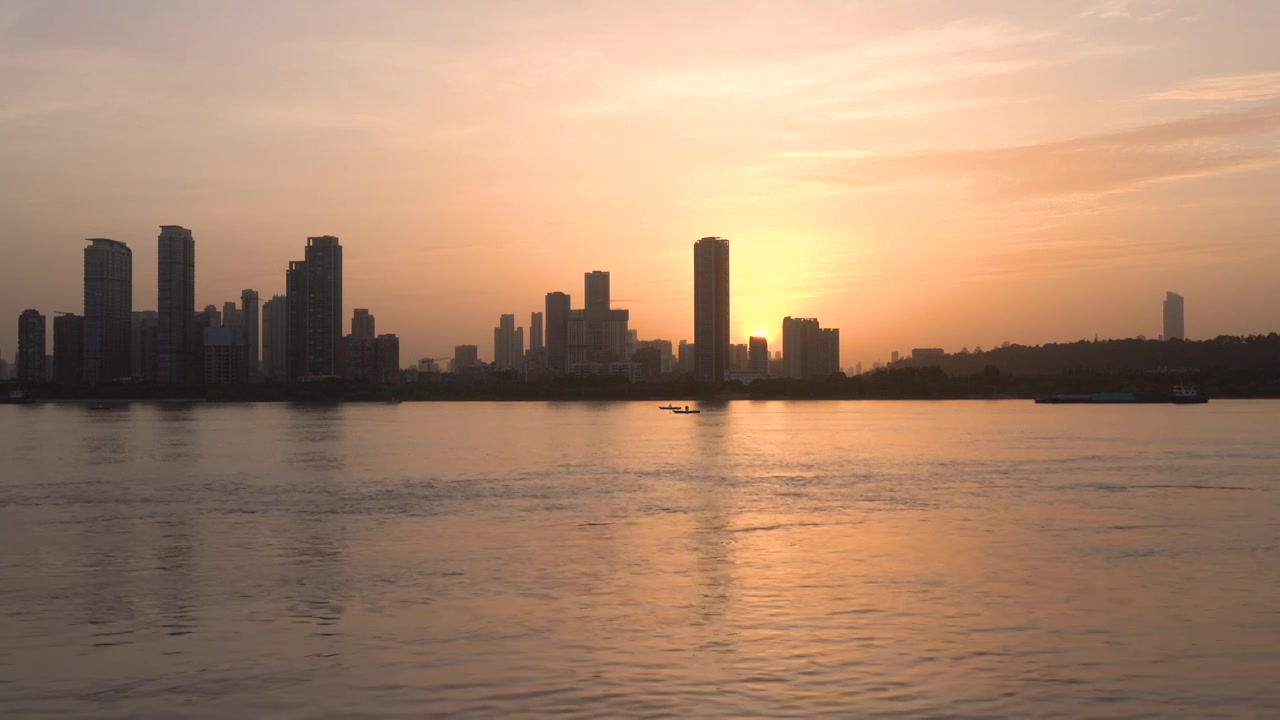 夕阳时分长江大桥下的江水缓慢流过波光粼粼视频素材