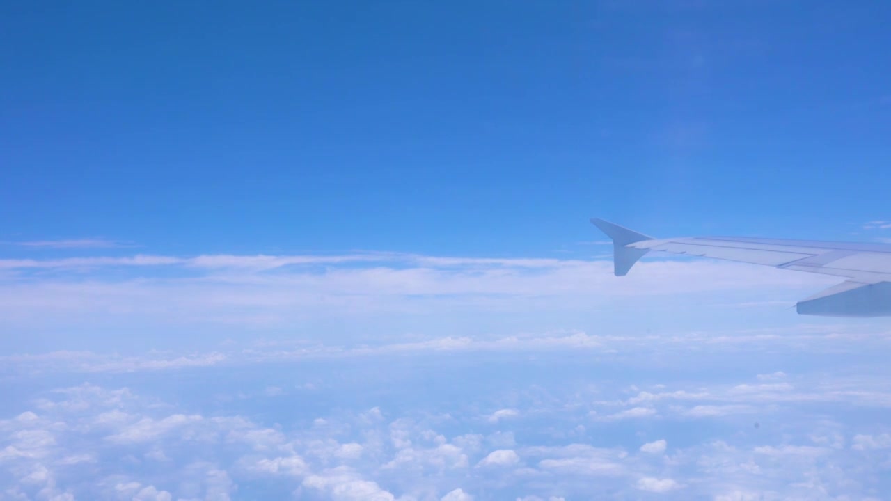 飞机穿过云层在万米高空航行舷窗外的风景视频下载