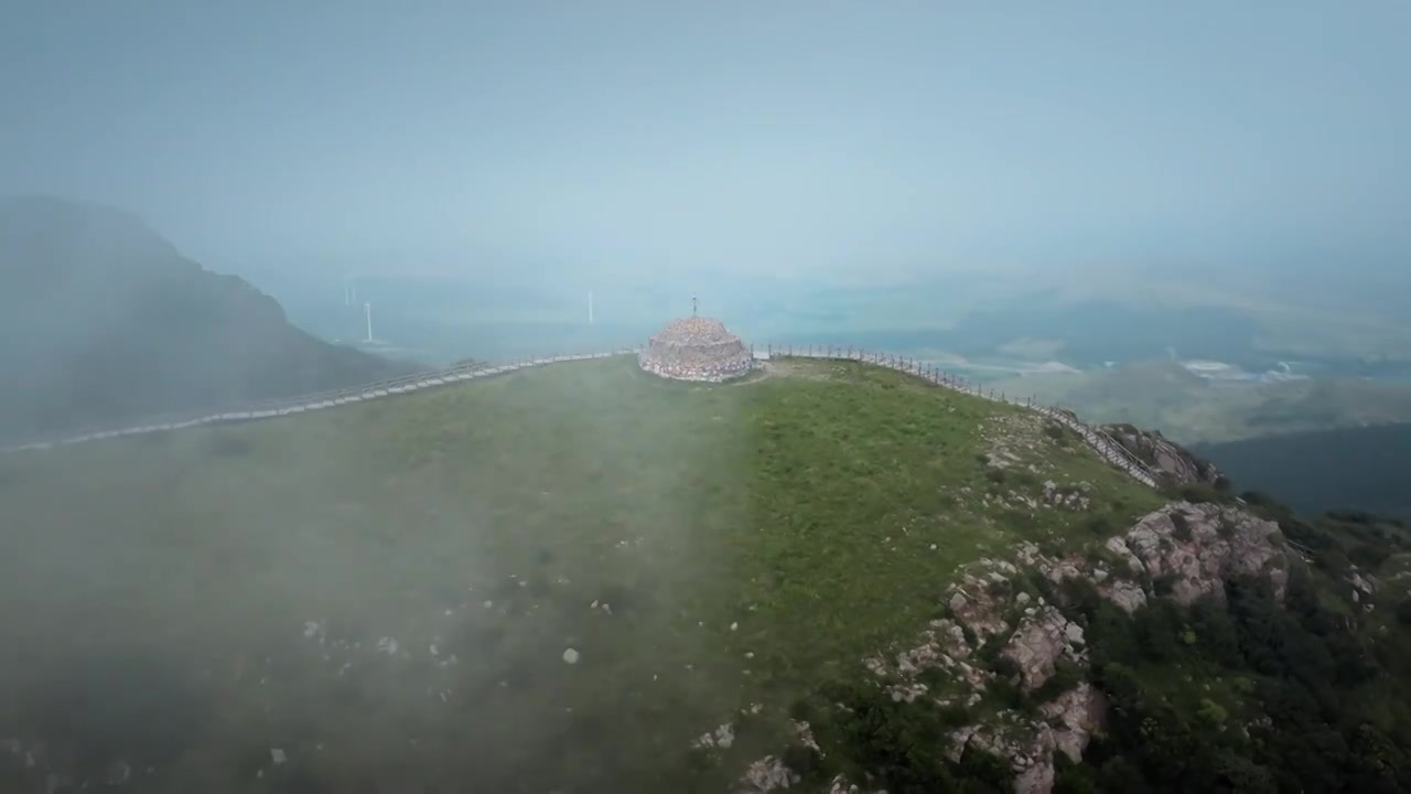 辽宁省阜新市阜新县乌兰木图山雨雾风光（航拍）视频素材