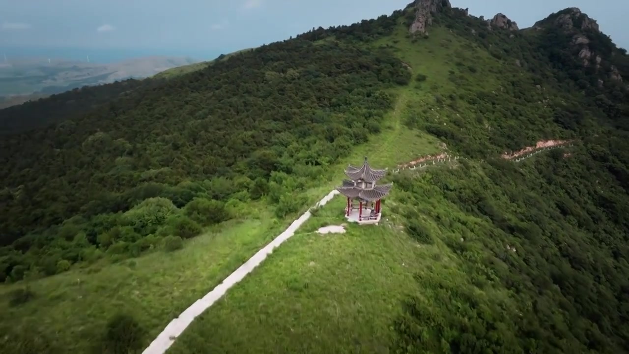 辽宁省阜新市阜新县乌兰木图山雨雾风光（航拍）视频素材