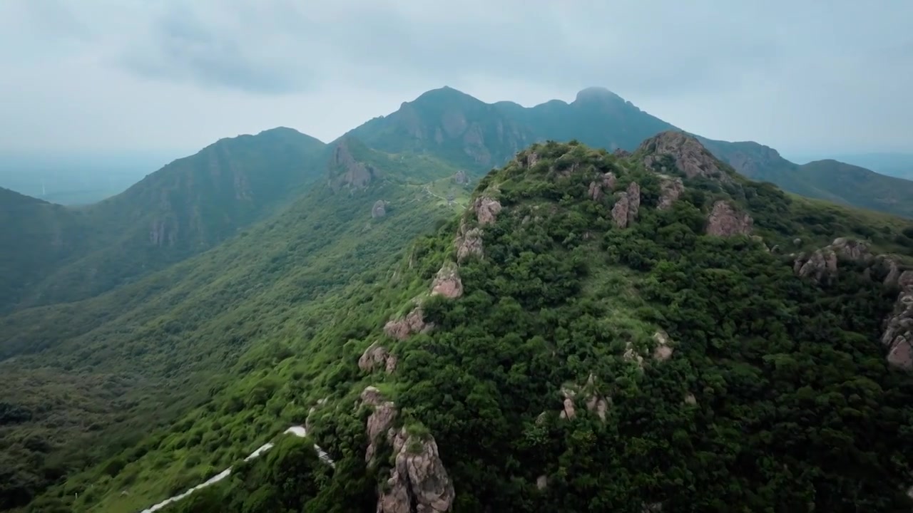 辽宁省阜新市阜新县乌兰木图山雨雾风光（航拍）视频下载