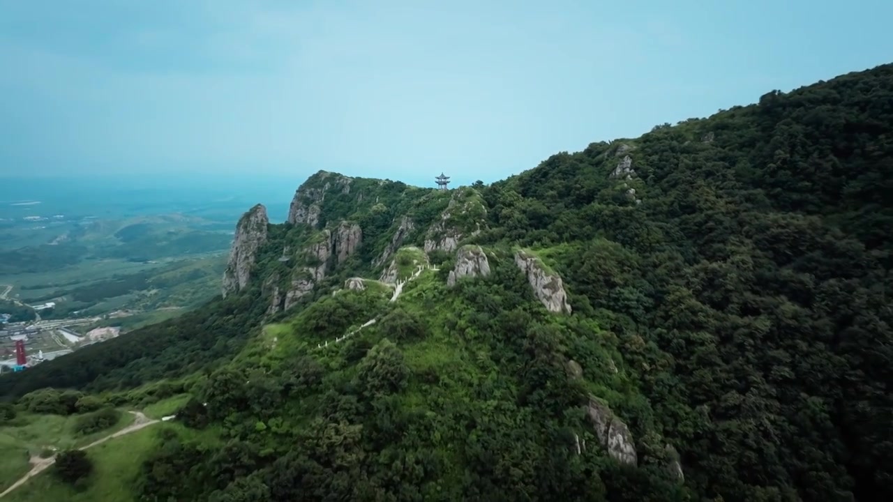 辽宁省阜新市阜新县乌兰木图山雨雾风光（航拍）视频下载