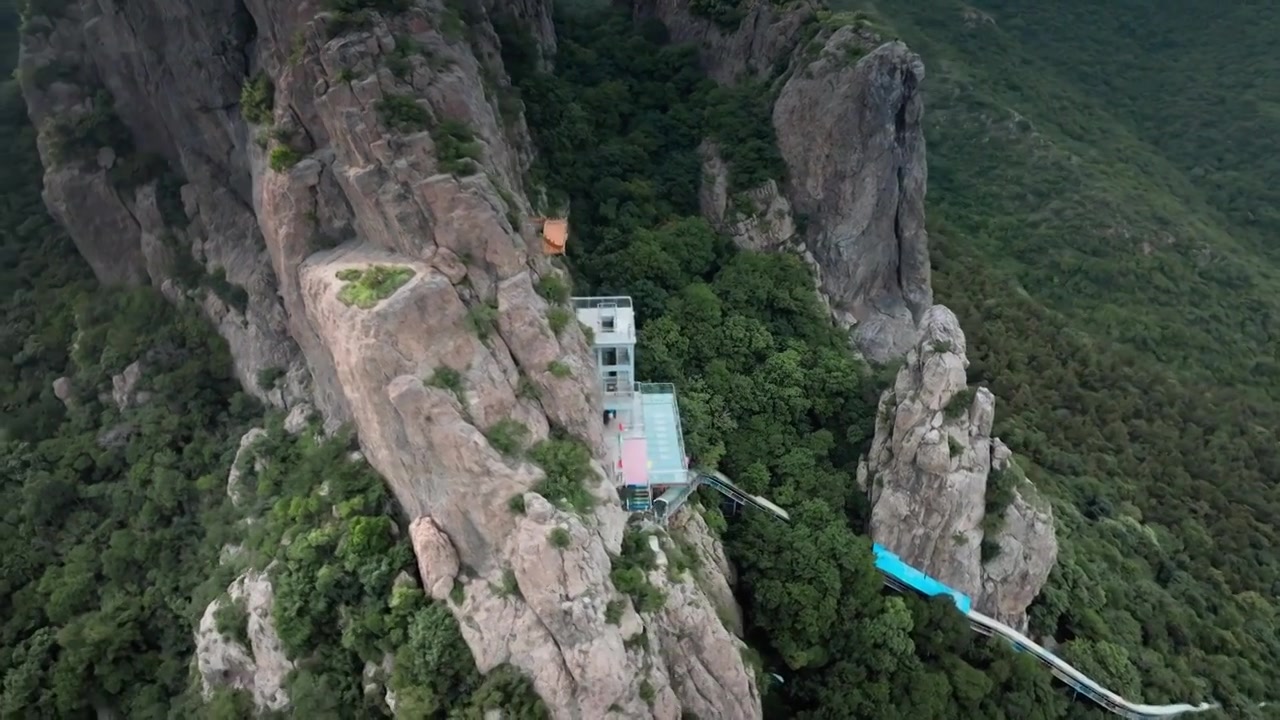 辽宁省阜新市阜新县乌兰木图山雨雾风光（航拍）视频下载