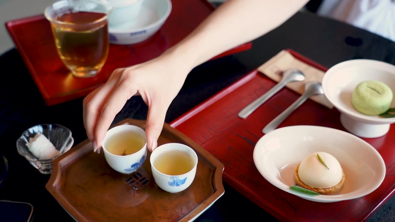 中国人在茶室茶馆内泡茶沏茶喝茶学习茶艺茶道视频素材