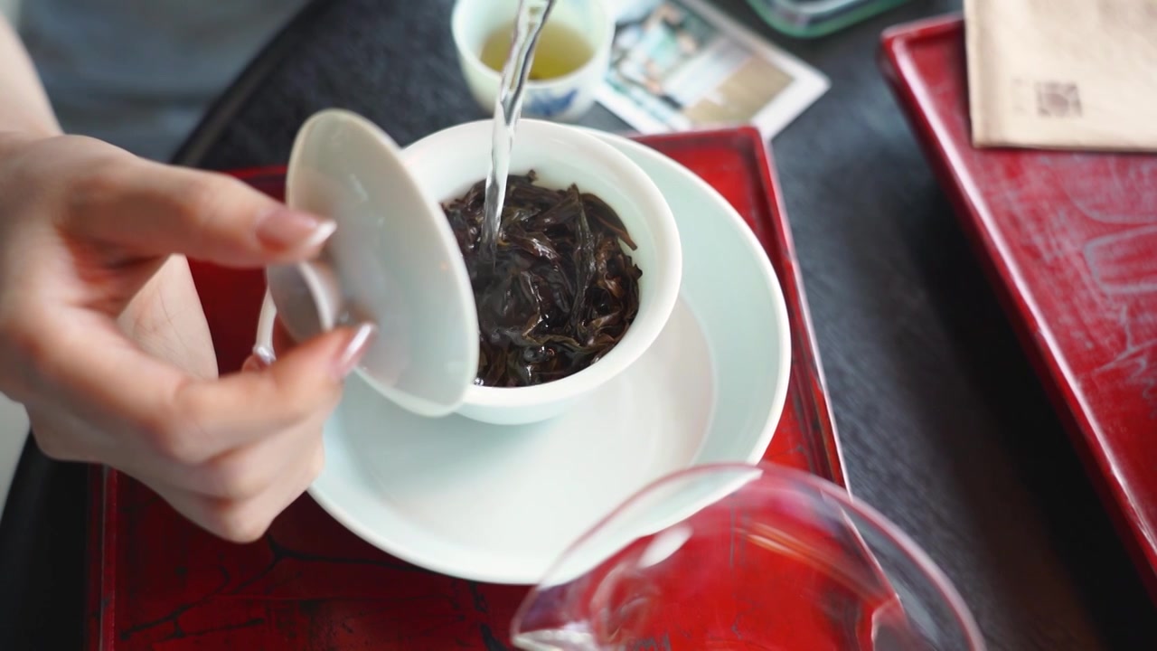 中国人在茶室茶馆内泡茶沏茶喝茶学习茶艺茶道视频素材