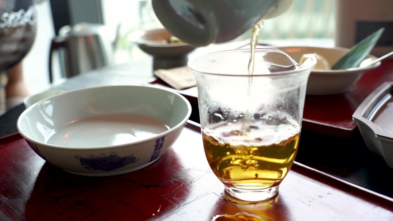 中国人在茶室茶馆内泡茶沏茶喝茶学习茶艺茶道视频素材