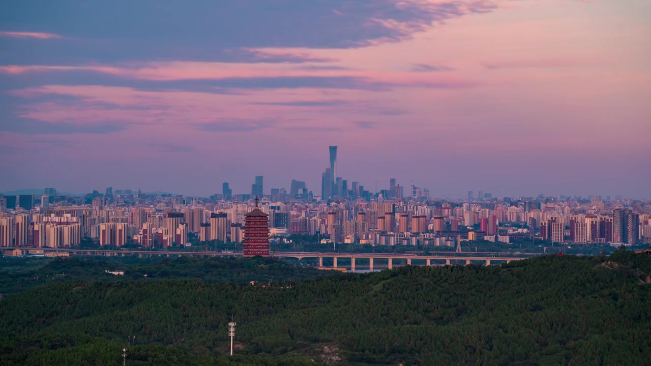 古老的永定塔与现代都市同框延时摄影视频素材