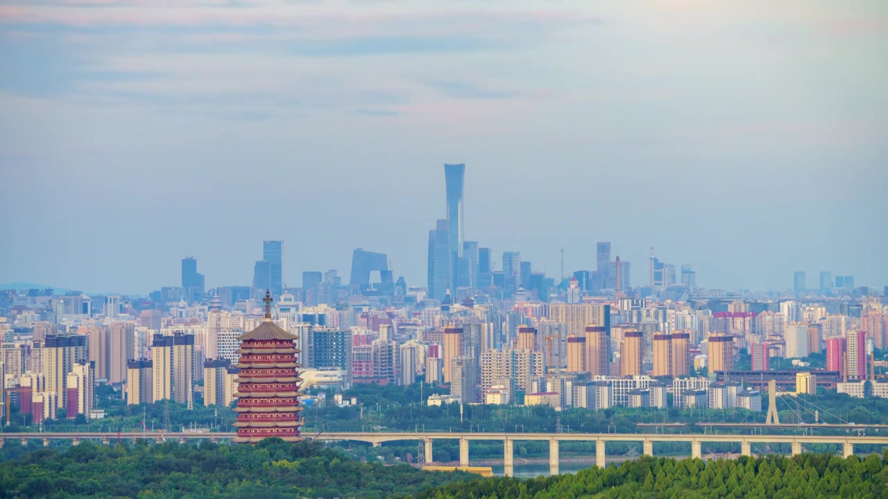 古老的永定塔与现代都市同框延时摄影视频素材