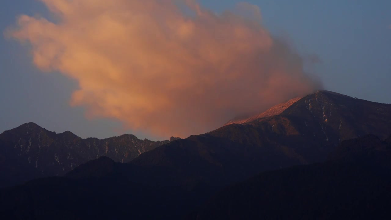 山顶云层延时视频素材