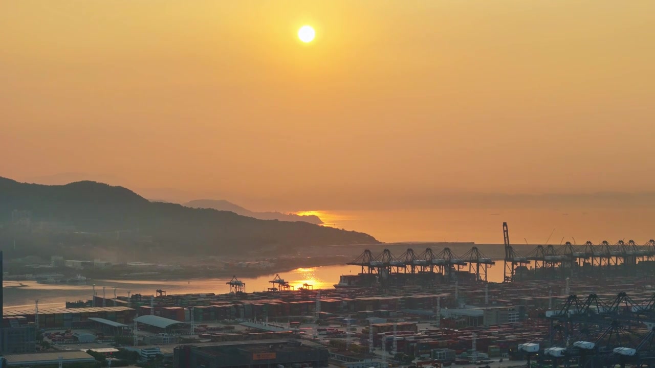 航拍深圳盐田港日出风光，港口，船舶视频素材