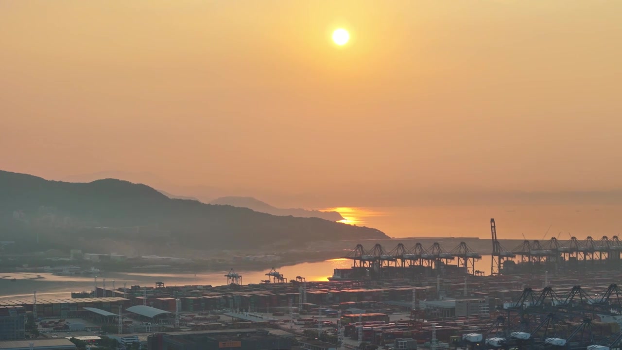 航拍深圳盐田港日出风光，港口，船舶视频下载