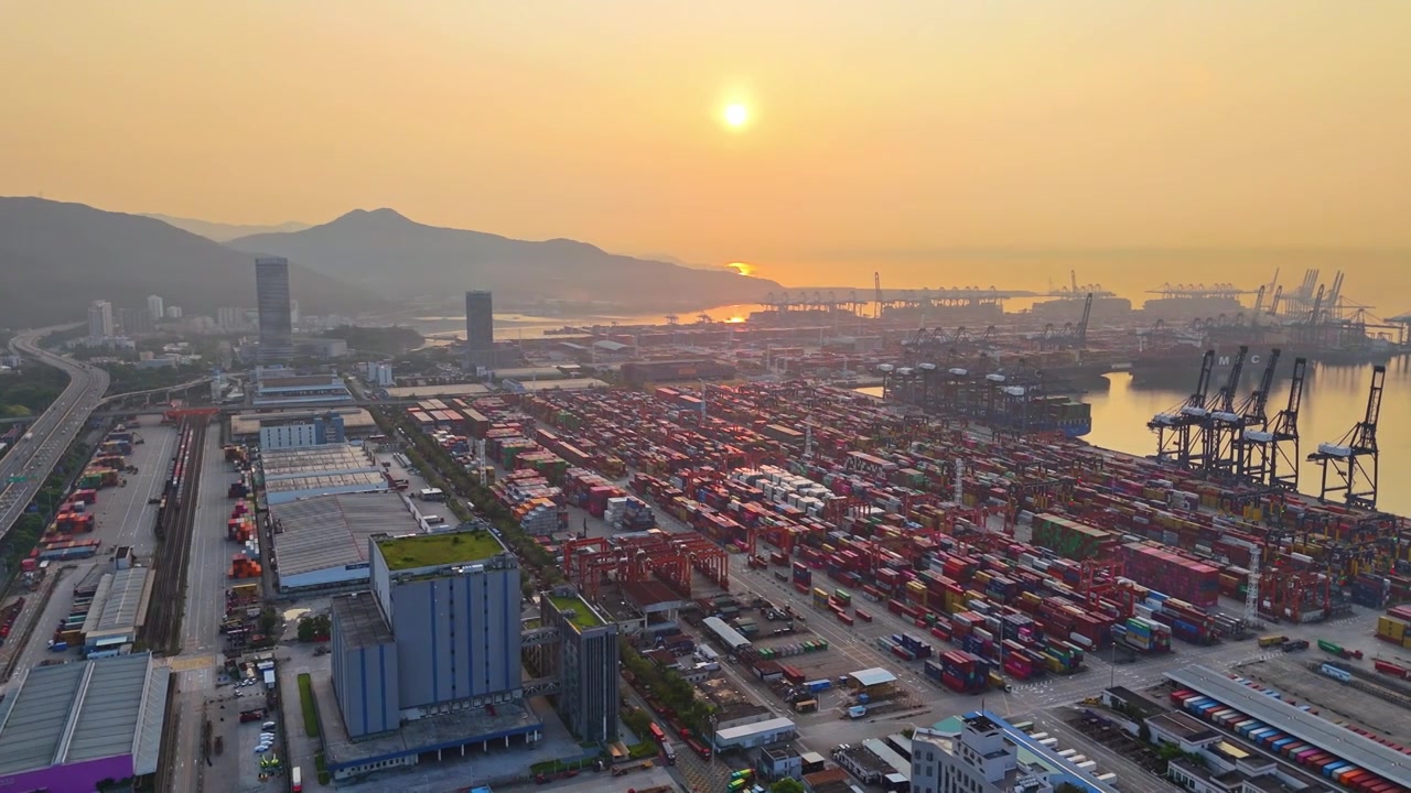 航拍深圳盐田港日出风光，港口，船舶视频下载