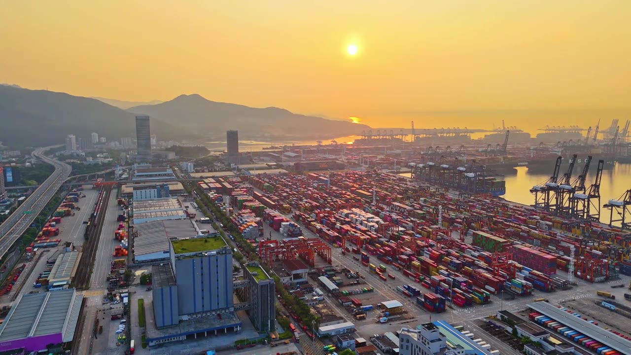 航拍深圳盐田港日出风光，港口，船舶视频下载