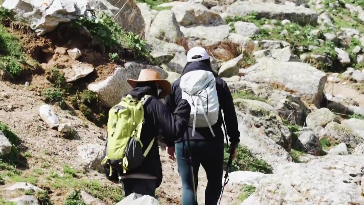 户外徒步登山视频素材