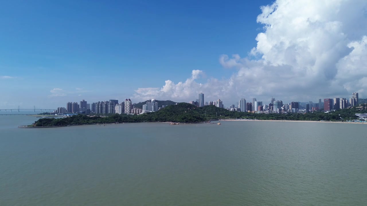 航拍珠海城市风光，海洋和城市视频下载