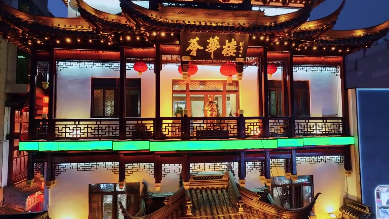 中国辽宁省沈阳市沈河区中街步行街夜景航拍视频素材