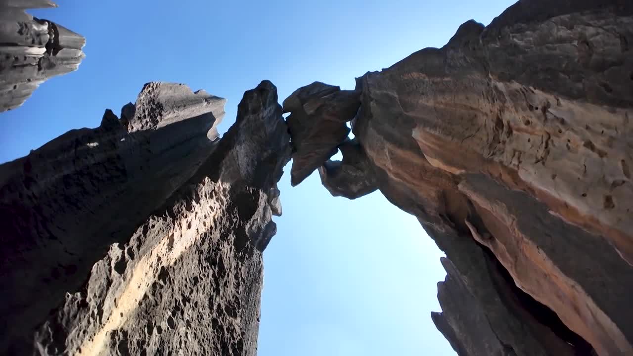 云南石林风光   石林风景区千钧一发景点不同角度视频视频素材