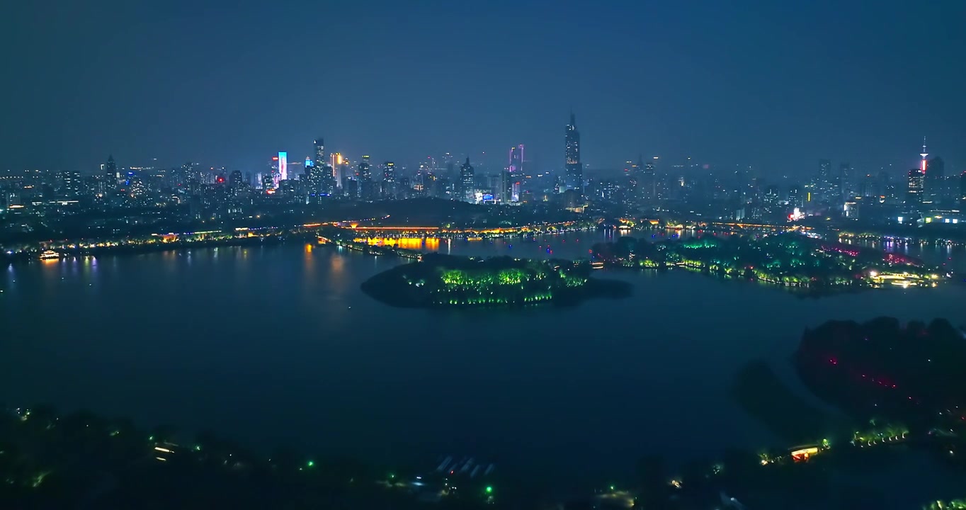 中国南京现代城市天际线和湖泊夜景航拍视频素材