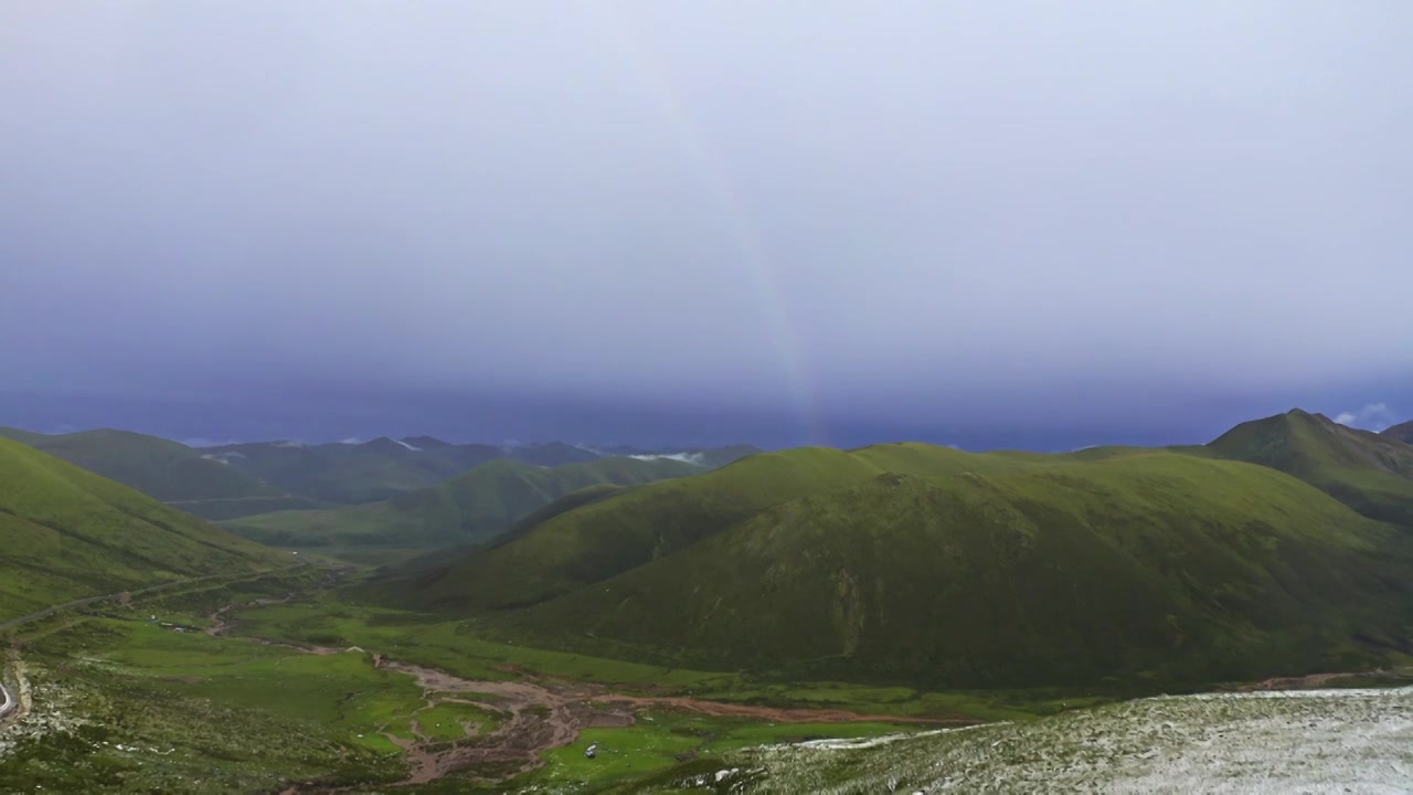 冰雹后的年保玉则航拍视频下载