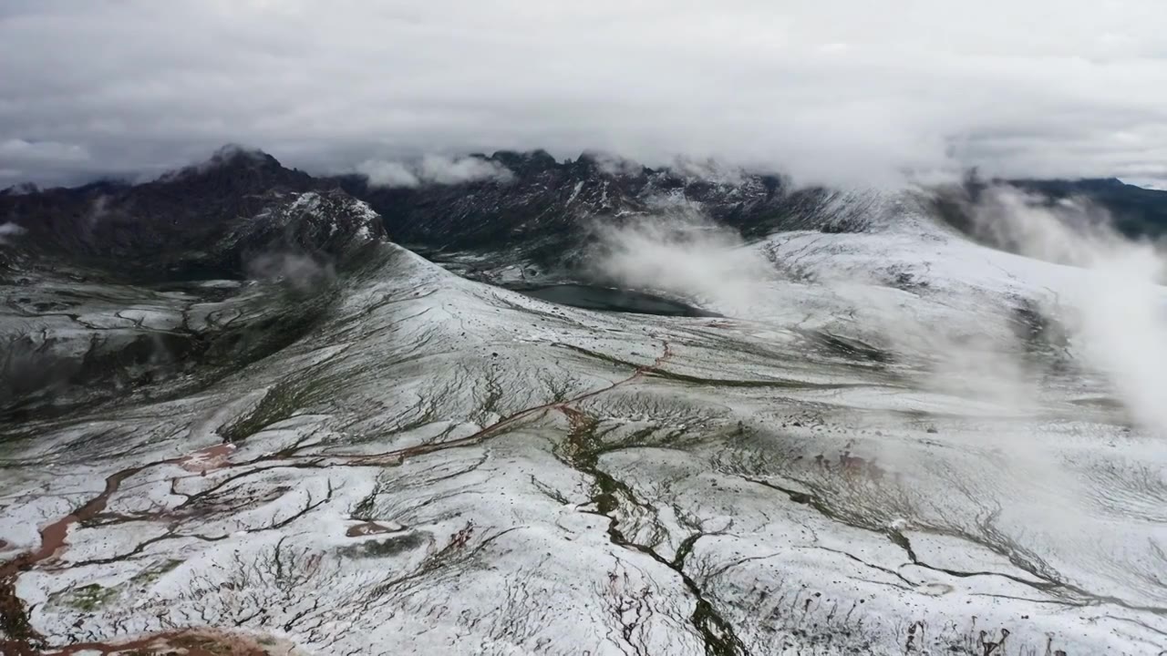 冰雹后的年保玉则航拍视频下载