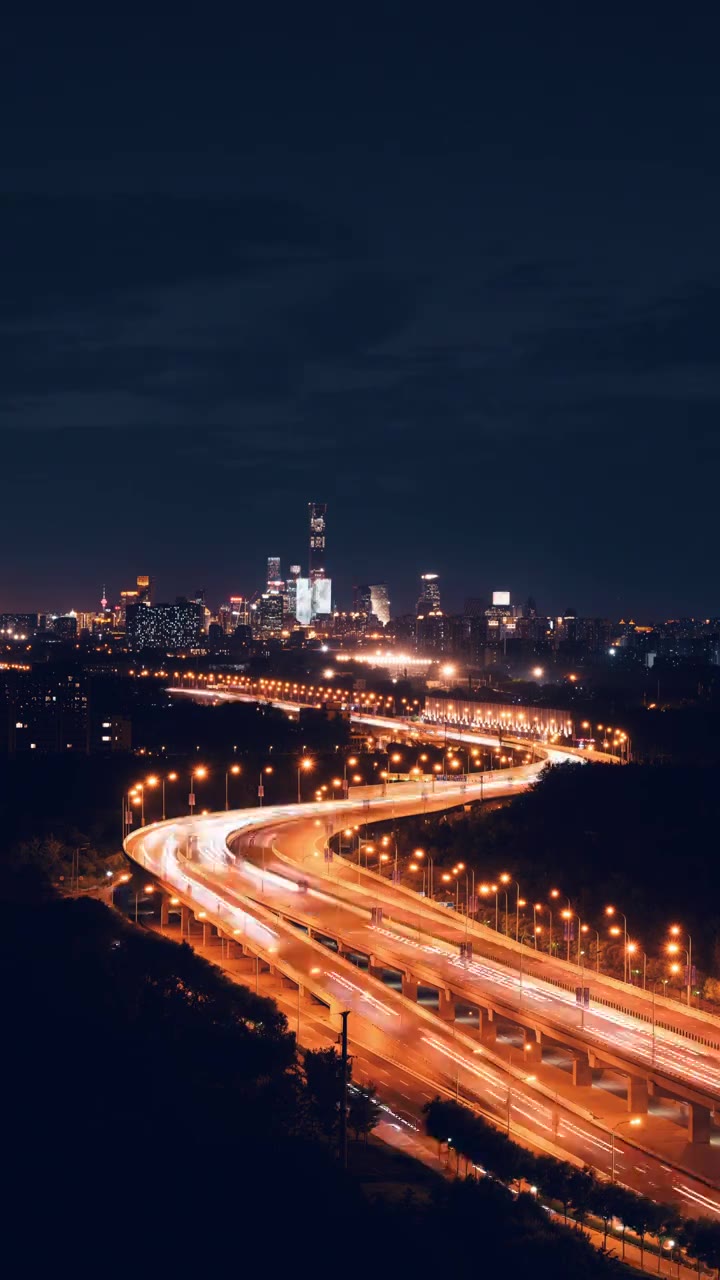 北京CBD地标建筑夜景之字形道路光轨效果视频下载