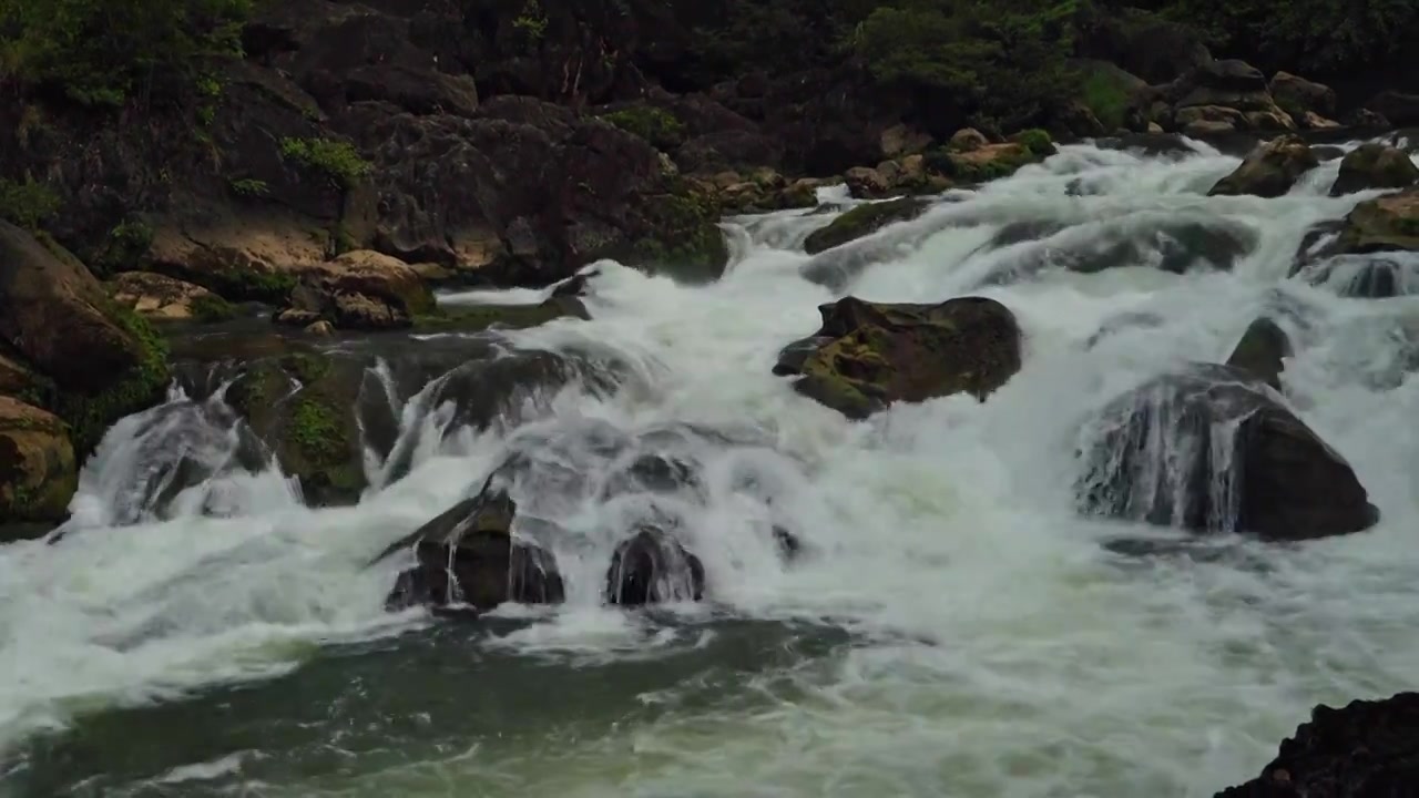 贵州湍急的河流溪流水花视频素材