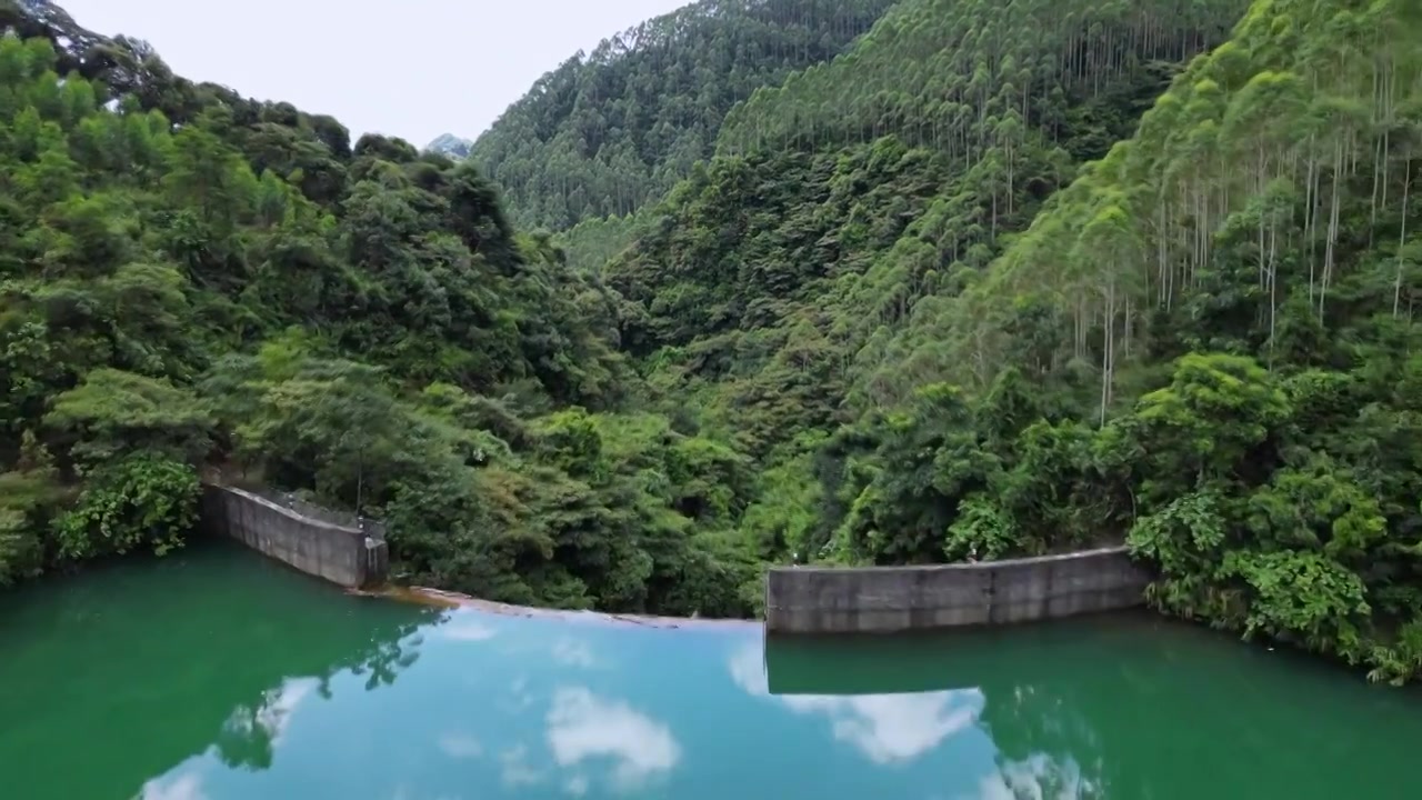 航拍清远笔架山林场三坑尾声水库自然风光视频素材