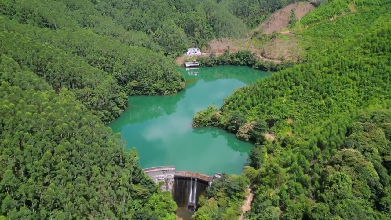 航拍清远笔架山林场三坑尾声水库自然风光视频下载