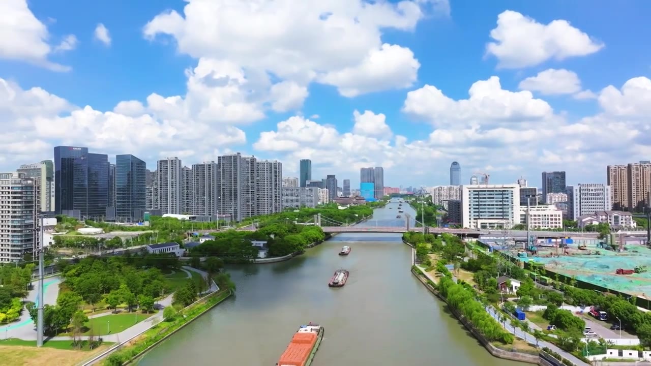 京杭大运河苏州风光带航拍蓝天白云风景视频素材