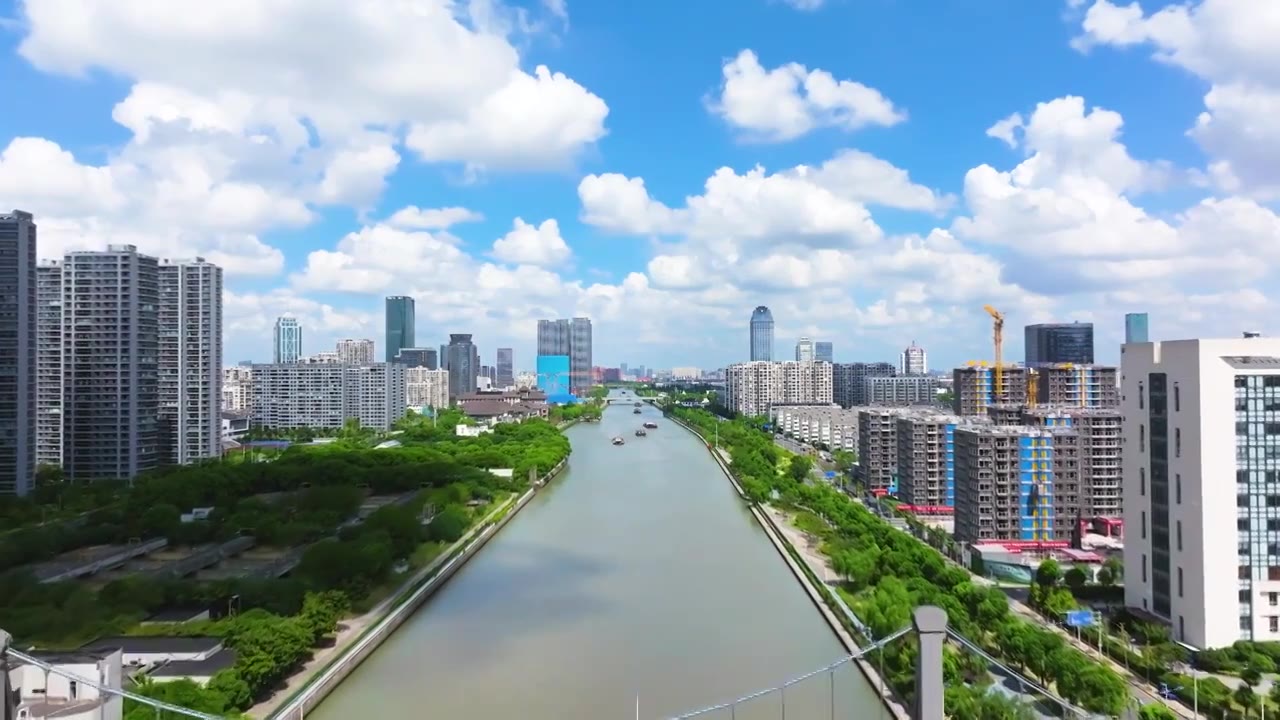 京杭大运河苏州风光带航拍蓝天白云风景视频素材