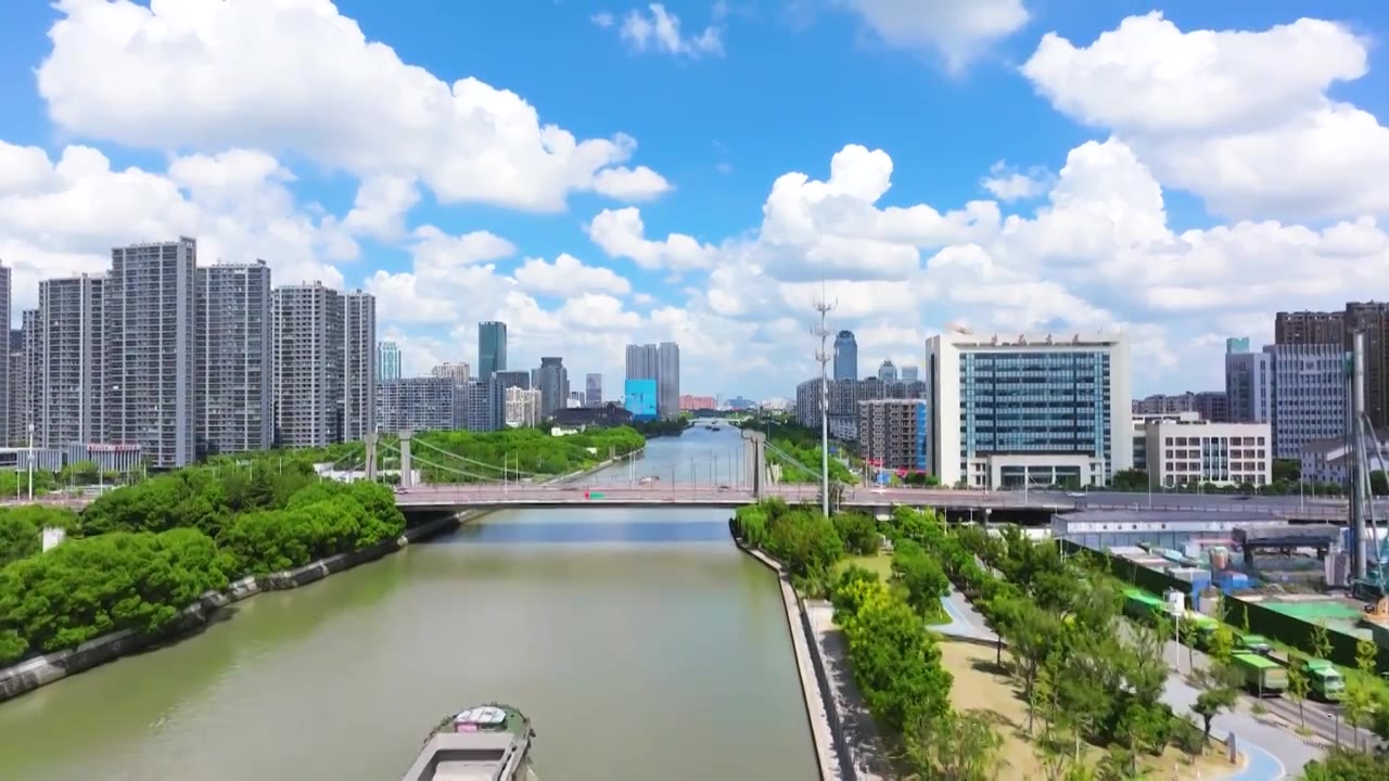 京杭大运河苏州风光带航拍蓝天白云风景视频素材