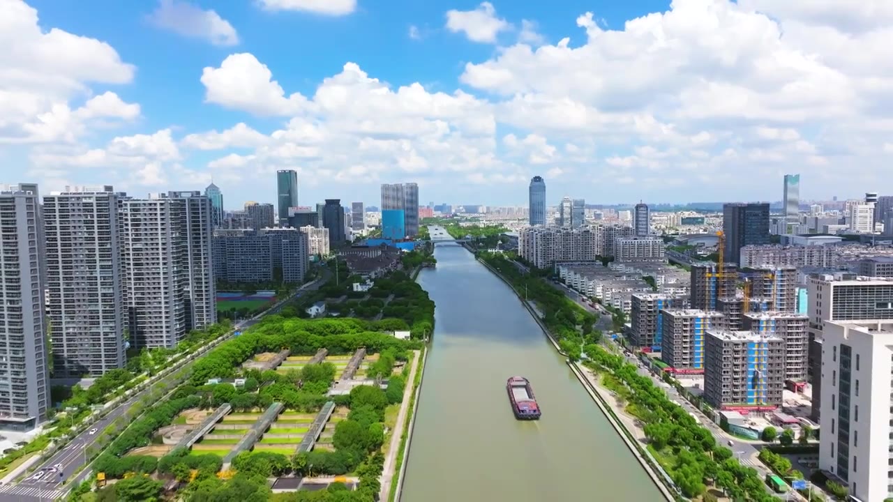 京杭大运河苏州风光带航拍蓝天白云风景视频素材