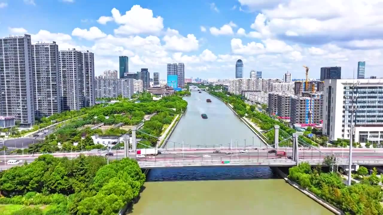 京杭大运河苏州风光带航拍蓝天白云风景视频素材