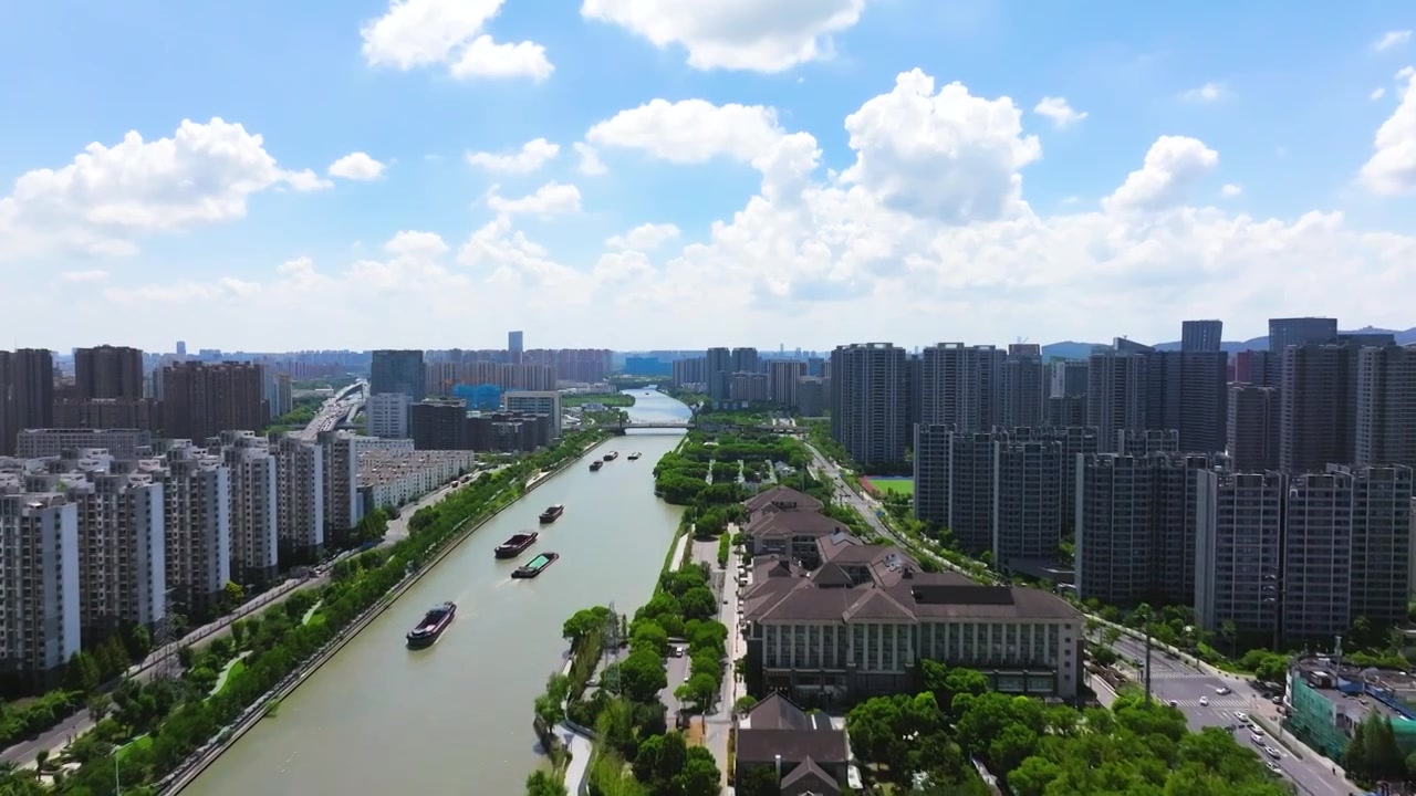 京杭大运河苏州风光带航拍蓝天白云风景视频素材