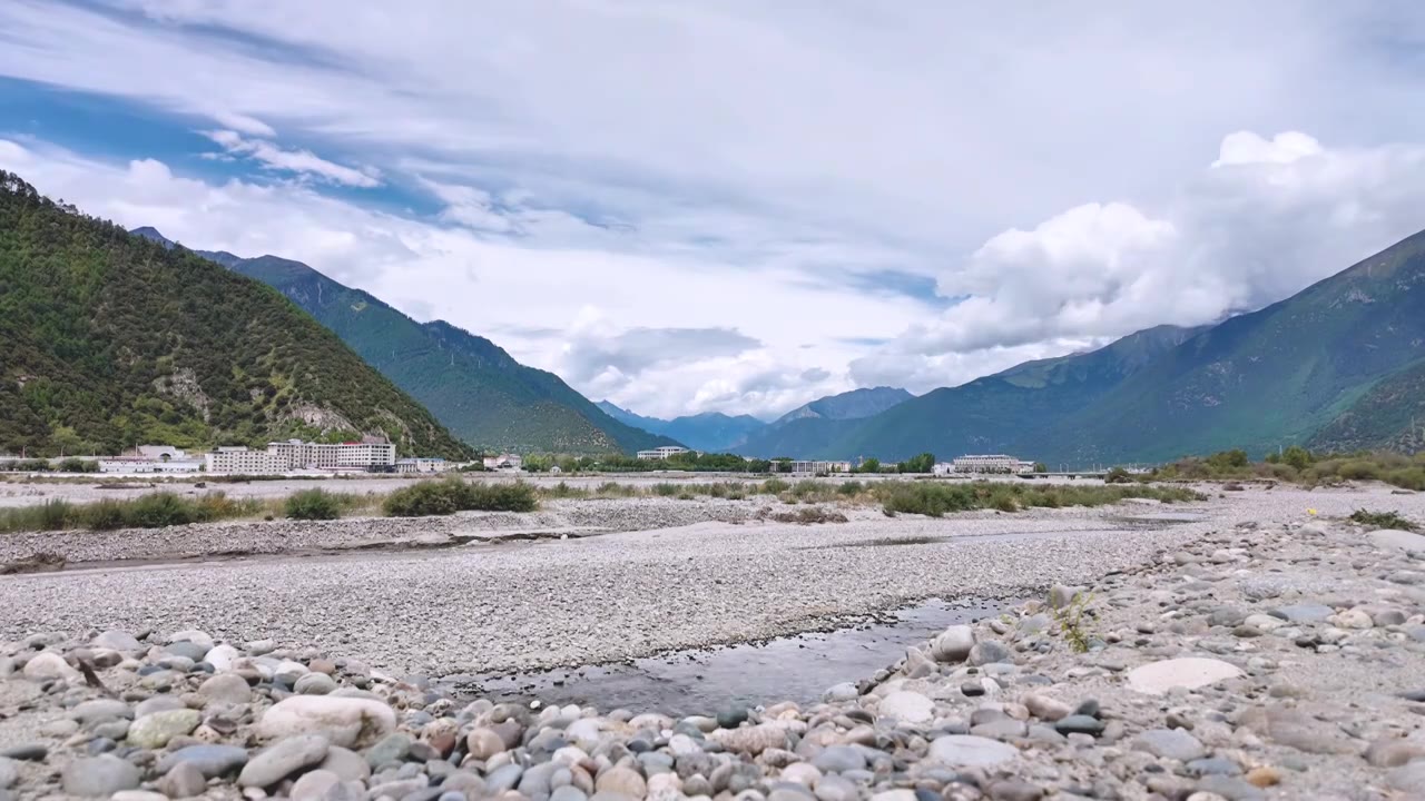 白云悠悠的山谷下的河流视频下载